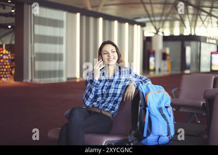 Frau Passagier im Wartebereich Rast- und warten auf ihren Flug Stockfoto