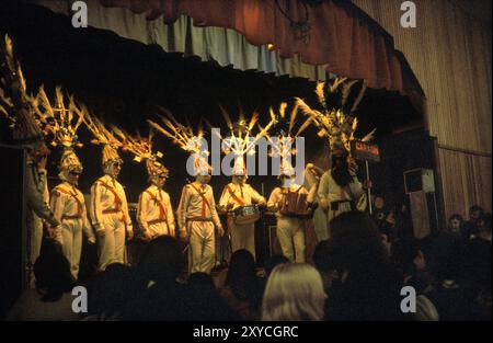 Biddy Boys in Killorglin feiern die keltische Heilige Brigit oder Brigid, eine heidnische Göttin des vorchristlichen Irlands. Die Feier dauert mehrere Tage. Am Ende des Festivals findet ein Wettbewerb für das bestgekleidete Biddy Boy Team statt. Killorglin, County Kerry, Eire, Südirien, Februar 1972 1970, HOMER SYKES Stockfoto