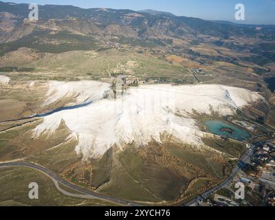 Blick auf die römischen Ruinen von Hierapolis und die weißen Travertinterrassen in Pamukkale, Türkei, Asien Stockfoto