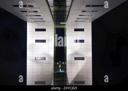 Obergrenze der Rheinauhafen moderne Gebäude in Köln bei Nacht von der Straße aus gesehen Stockfoto