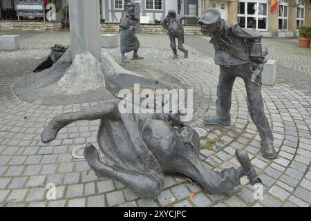 Narrenbrunnen von Gero Hellmuth 2010, zwei Skulpturen, Narren, Bronze, auf dem Boden liegend, stehend, herunterschauend, seltsam, lustig, Schwäbisch-Alemannisch, Stockfoto