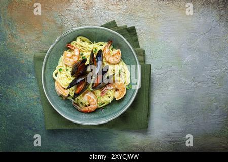 Spaghetti Carbonara, mit Garnelen und Muscheln, Meeresfrüchte in cremiger Knoblauchsauce, hausgemacht, keine Leute Stockfoto