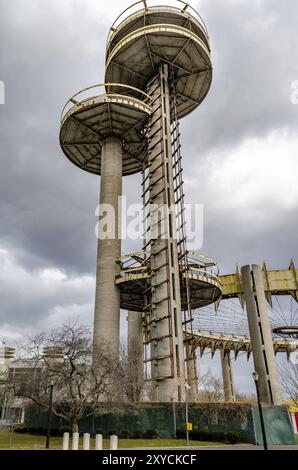 New York State Pavilion Observation Towers mit Queens Theatre, Blick aus der Nähe, Flushing-Meadows-Park, New York City an bewölktem Wintertag, Stockfoto