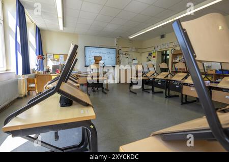 Klassenzimmer der vierten Klasse, nach der Schule ist das Gebäude älter, aber in gutem Zustand, moderne Lehrmaterialien, interaktives, digitales Whiteboard Stockfoto