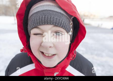 Ein Teenager Grimassen und macht ein Gesicht Stockfoto