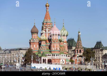 MOSKAU, RUSSLAND, 21.09.2015. Basilius-Kathedrale und Wassilevski-Abstieg auf den Roten Platz in einem Moskauer Kreml Stockfoto