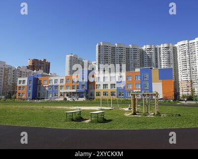 Khimki, Russland, Stadtbild mit Mittelschule für allgemeine Bildung, Europa Stockfoto