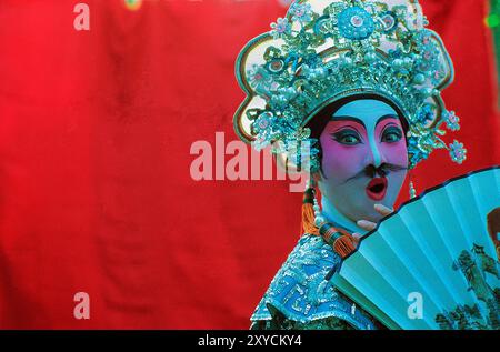 Singapur. Chinesische Opern-Künstlerin nah mit Fan. Stockfoto