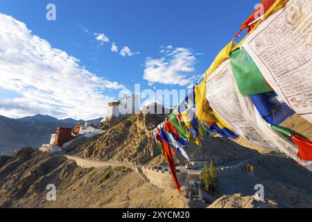 Temo Fort und Namgyal Temo Gompa auf einem Berg tibetischer Gebetsfahnen oberhalb von Leh in Ladakh, Indien, Asien Stockfoto