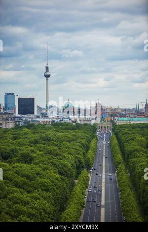 Straße, die durch den großen Tiergarten in Berlin zum Brandenburger Tor führt Stockfoto