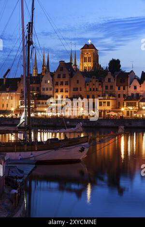 Alte Hafenstadt Danzig am ruhigen Abenddämmerabend in Pommern in Polen, Blick auf die Skyline der Altstadt Stockfoto