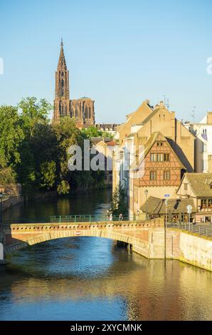 Altstadt Ponts Couverts Brücke über dem Fluss Ill und traditionelles elsässisches Fachwerkhaus mit Blick auf die Kathedrale Notre Dame in Straßburg, Frankreich, Euro Stockfoto