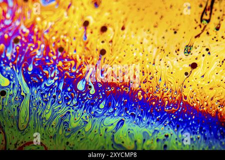 Extreme Nahaufnahme der farbenfrohen Oberfläche einer Blase Stockfoto