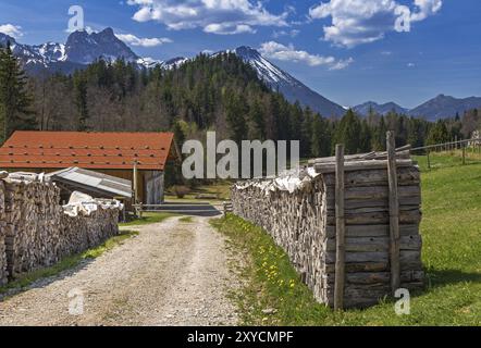 Holzhaufen auf einem Bergbauernhof in den Bayerischen Alpen Stockfoto