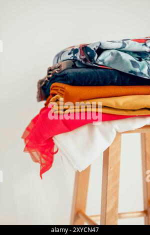 Stoffgestaltung auf einem Holzhocker, Mischung aus traditioneller Handwerkskunst mit zeitgenössischer Design-Ästhetik Stockfoto