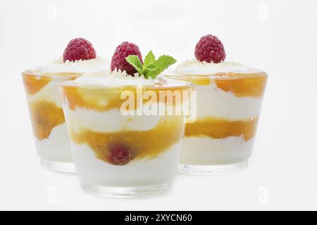 Limettenquark mit Aprikosenkompott zum Nachtisch Stockfoto