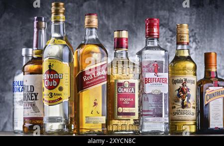 Flaschen mit verschiedenen globalen Schnaps Marken Stockfoto