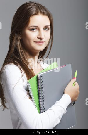 Lässig gekleidet High School Student Mädchen lächelnd Stockfoto