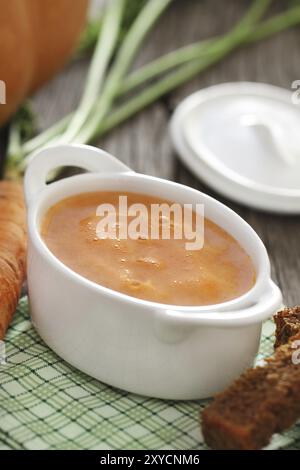 Gemüse Suppe auf dem Tisch Stockfoto