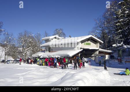 Skifahrer auf dem Gunzesried Sessellift Skilift in Gunzesried, Oberallgaeu, Allgaeu, Bayern, Deutschland, Europa Stockfoto