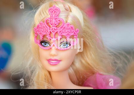 Barbie in Pink Corinne drei Musketiere Kostüm Stockfoto