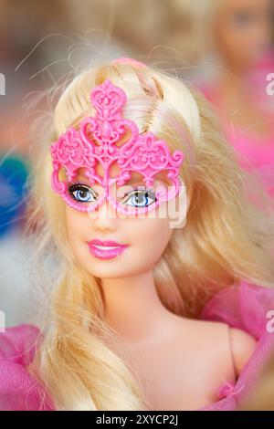 Barbie in Pink Corinne drei Musketiere Kostüm Stockfoto