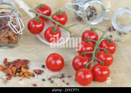 Kirschtomate mit verschiedenen Gewürzen Stockfoto