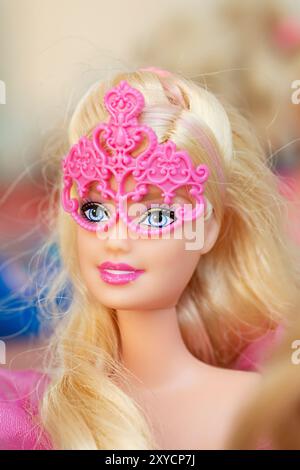 Barbie in Pink Corinne drei Musketiere Kostüm Stockfoto