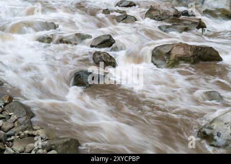 Rapids des Urubamba in Aguas Calientes in Peru nach starkem Regen Stockfoto