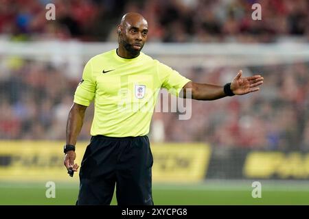 Nottingham, Großbritannien. August 2024. Schiedsrichter Sam Allison beim Carabao Cup Spiel auf dem City Ground, Nottingham. Der Bildnachweis sollte lauten: Andrew Yates/Sportimage Credit: Sportimage Ltd/Alamy Live News Stockfoto