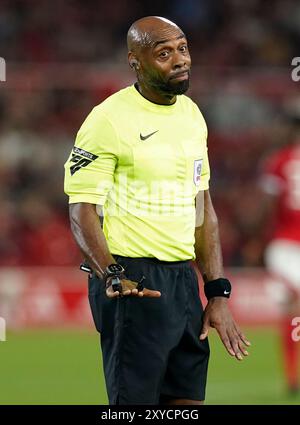 Nottingham, Großbritannien. August 2024. Schiedsrichter Sam Allison beim Carabao Cup Spiel auf dem City Ground, Nottingham. Der Bildnachweis sollte lauten: Andrew Yates/Sportimage Credit: Sportimage Ltd/Alamy Live News Stockfoto