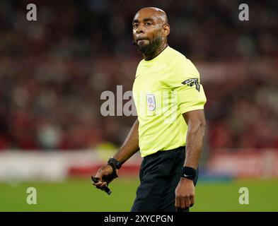 Nottingham, Großbritannien. August 2024. Schiedsrichter Sam Allison beim Carabao Cup Spiel auf dem City Ground, Nottingham. Der Bildnachweis sollte lauten: Andrew Yates/Sportimage Credit: Sportimage Ltd/Alamy Live News Stockfoto