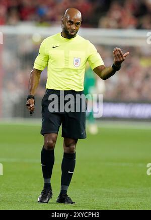 Nottingham, Großbritannien. August 2024. Schiedsrichter Sam Allison beim Carabao Cup Spiel auf dem City Ground, Nottingham. Der Bildnachweis sollte lauten: Andrew Yates/Sportimage Credit: Sportimage Ltd/Alamy Live News Stockfoto