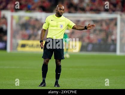 Nottingham, Großbritannien. August 2024. Schiedsrichter Sam Allison beim Carabao Cup Spiel auf dem City Ground, Nottingham. Der Bildnachweis sollte lauten: Andrew Yates/Sportimage Credit: Sportimage Ltd/Alamy Live News Stockfoto