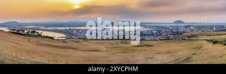 Jeju Island Südkorea, Panorama Naturlandschaft Sonnenuntergang bei Jeju City Skyline Blick von Seongsan Ilchulbong Stockfoto