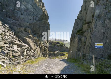 Wandern in das verlassene Dinorwic Steinbruch in der Nähe von Llanberis, Gwynedd, Wales, Großbritannien Stockfoto