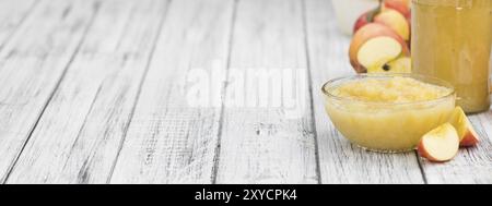 Hausgemachter Apfelmus (selektiver Fokus, Nahaufnahme) auf Vintage-Hintergrund mit einigen frischen Früchten Stockfoto