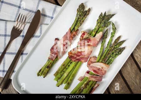 Mit Speck umwickelt Spargel und einige Gewürze Platte. Ansicht von oben Stockfoto