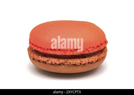 Nahaufnahme von zwei Ton süße Macaron auf weißem Hintergrund Stockfoto