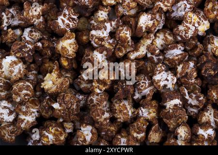 Nahaufnahme von süßem Schokoladenpopcorn. Horizontaler Hintergrund Stockfoto