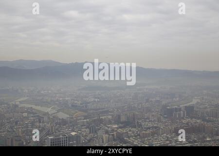 Smog über Taipeh, wie vom Taipeh 101 Turm in Taiwan aus gesehen Stockfoto