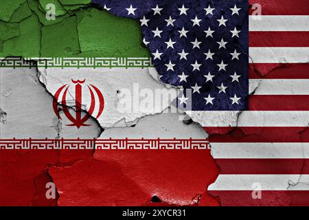 Flaggen des Iran und der USA auf gerissene Wand gemalt Stockfoto