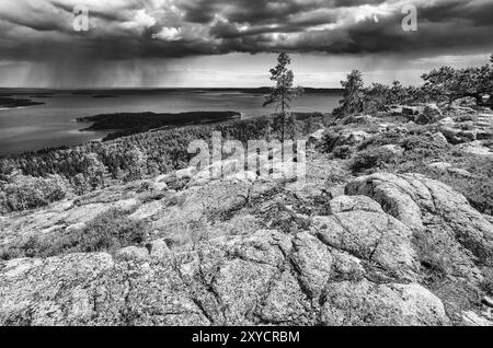 Regenschauer über dem Bottnischen Golf, Skuleskogen-Nationalpark, Hoega Kusten-Weltkulturerbe, Vaesternorrland, Schweden, Juli 2012, Europa Stockfoto