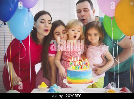 Porträt einer Familie feiern Geburtstag ihrer kleinen Tochter. Familienspaß Konzept Stockfoto