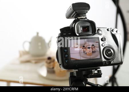 Aufnahmen von Lebensmitteln mit professioneller Kamera im Fotostudio, selektiver Fokus Stockfoto