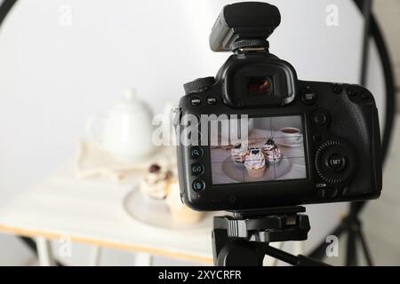 Aufnahmen von Lebensmitteln mit professioneller Kamera im Fotostudio, selektiver Fokus Stockfoto