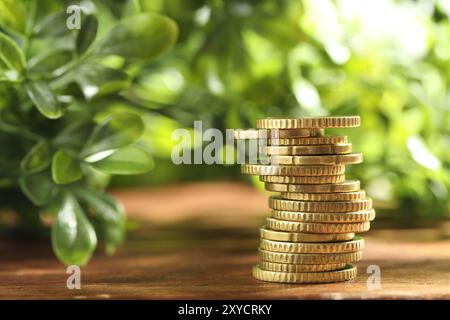 Stapel Euro-Münzen auf Holztisch Stockfoto