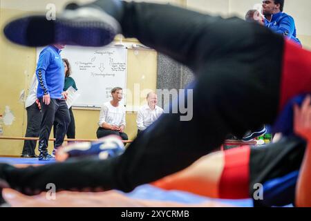 Potsdam, Deutschland. August 2024. Bundeskanzler Olaf Scholz (SPD) besucht als SPD-Bundestagsabgeordneter den Ringerclub RC Germania Potsdam in seinem Wahlkreis. Quelle: Kay Nietfeld/dpa/Alamy Live News Stockfoto
