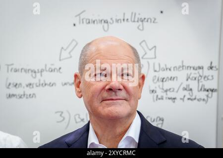 Potsdam, Deutschland. August 2024. Bundeskanzler Olaf Scholz (SPD) besucht als SPD-Bundestagsabgeordneter den Ringerclub RC Germania Potsdam in seinem Wahlkreis. Quelle: Kay Nietfeld/dpa/Alamy Live News Stockfoto