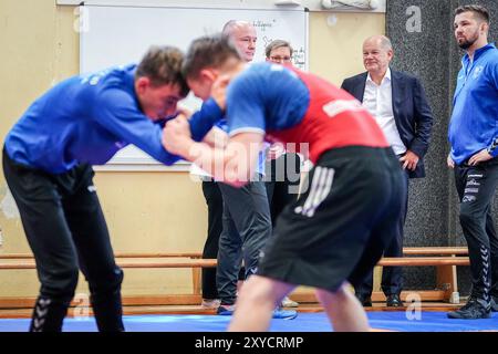 Potsdam, Deutschland. August 2024. Bundeskanzler Olaf Scholz (SPD) besucht als SPD-Bundestagsabgeordneter den Ringerclub RC Germania Potsdam in seinem Wahlkreis. Quelle: Kay Nietfeld/dpa/Alamy Live News Stockfoto